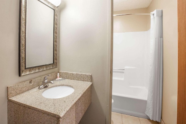 Super 8 by Wyndham Natchitoches image 6